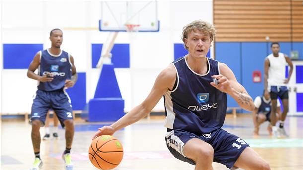 Die Kommunikation stimmt beim Trainingsauftakt der Eisbären Der Isländer Hilmar Henningsson war zwei Monate mit Islands Nationalmannschaft unterwegs und ist daher topfit.