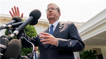 Der israelische Präsident Izchak Herzog spricht zu den Medien vor dem Westflügel des Weißen Hauses nach einem Treffen mit US-Präsident Biden.
