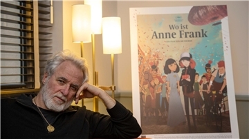 Der israelische Regisseur Ari Folman vor einem Plakat seines neuen Films „Wo ist Anne Frank“.