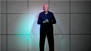 Der italienische Modedesigner Giorgio Armani bestückte die Mode auf der Mailänder Fashion Week in diesem Jahr mit floralen Mustern.