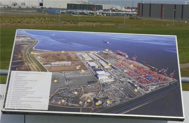 Der JadeWeserPort wurde als Tiefwasserhafen an der Innenjade gebaut und 2012 offiziell in Betrieb genommen.