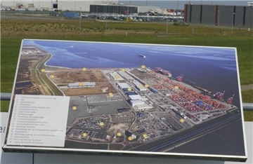 Der JadeWeserPort wurde als Tiefwasserhafen an der Innenjade gebaut und 2012 offiziell in Betrieb genommen.