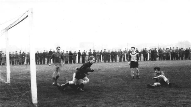 Der Jahnsportplatz bei einem Spiel im Jahr 1932. Die Zuschauer strömten seinerzeit zum Feld.