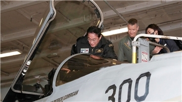 Der japanische Premierminister Fumio Kishida stigt in ein Cockpit eines US-Kampfjets.
