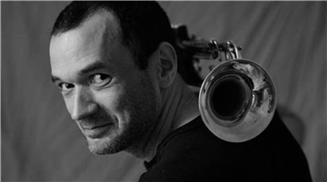 Der Jazztrompeter, Komponist, Arrangeur und Dirigent Peer Baierlein gastiert in der Burg Hagen.