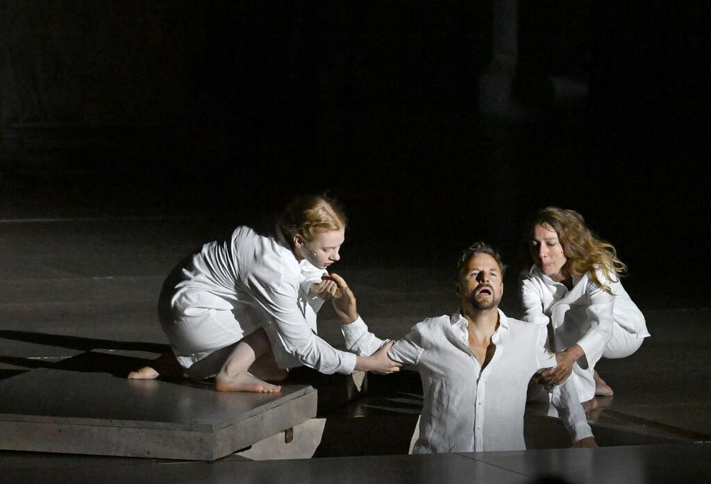 Der Jedermann (Philipp Hochmair) im Juli 2025 in seinem Grab - gehalten vom Glauben (Regine Zimmermann) und seinen Werken (Kathleen Morgeneyer). (Archivbild)