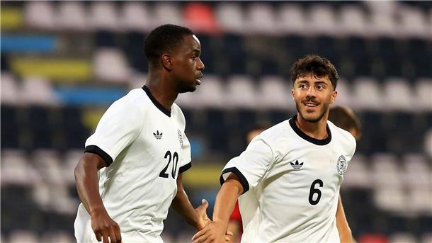 Der „Joker“ trifft sofort: Ilyas Ansah (l).
