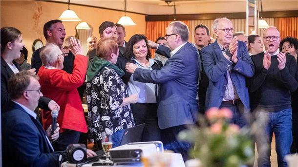 Der Jubel ist groß bei „Roes“ in Lintig, als das Ergebnis endlich feststeht: Zu den ersten Gratulanten zählte Landrat und Amtsvorgänger Thorsten Krüger. Er umarmte die frischgebackene neue Bürgermeisterin Gabi Kasten.
