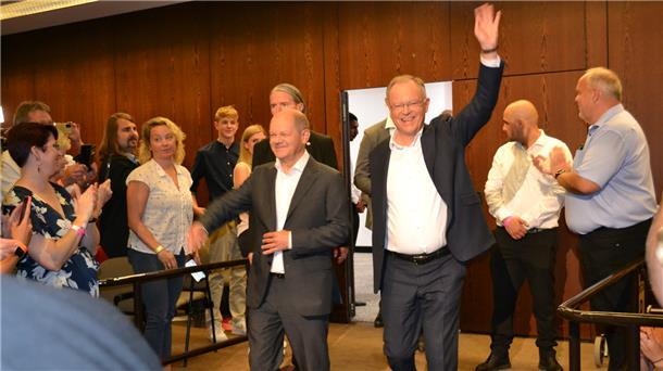 Der Jubel war groß, als Bundeskanzler Olaf Scholz (links) und Ministerpräsident Stephan Weil gemeinsam in die Kugelbake-Halle in Cuxhaven einzogen. Foto Hansen