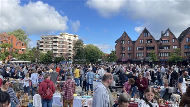 Blick auf den Flohmarkt in Nordenham. 