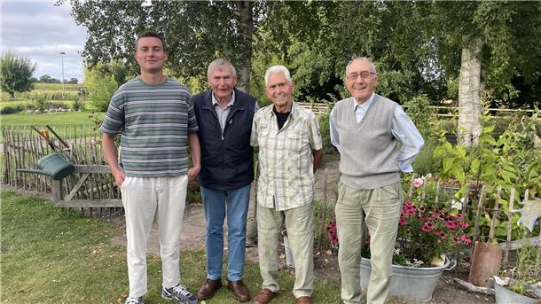 Der Chor Butjenter Blinkfüer freut sich über jungen Sänger mit Tenorstimme Ein junger und drei ältere Männer stehen nebeneinander.
