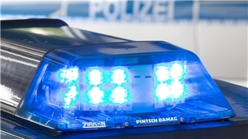 Der junge Fahrer bemerkte das Auto hinter ihm nicht und setzte zum Überholen an. (Symbolbild)