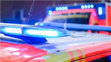 Blaulichter leuchten an einer Einsatzstelle auf einem Notarztfahrzeug und einem Rettungswagen.