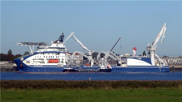  Kabelleger „Leonardo da Vinci“ an der Pier der Norddeutschen Seekabelwerke in Nordenham.