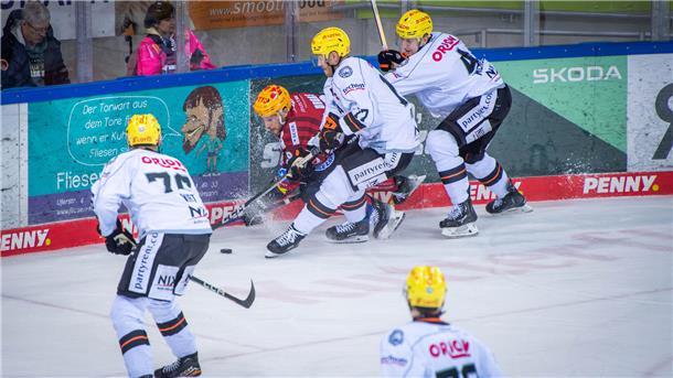 Pinguins gehen mit einem Sieg in die Länderspielpause Der Kampf stimmte bei den Spielern der Fischtown Pinguins. Jan Urbas (Mitte) setzt sich hier gleich gegen zwei gegenspieler durch. Carter Rowney und Reid McNeill haben das Nachsehen.