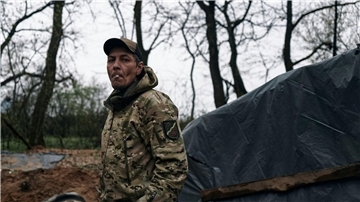 Der Kampf um Bachmut im Osten der Ukraine hält an - hier zu sehen: ein ukrainischer Soldat an der Frontlinie.