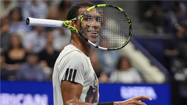 Der kanadische Tennisprofi Felix Auger-Aliassime wirft seinen Schläger in die Luft.
