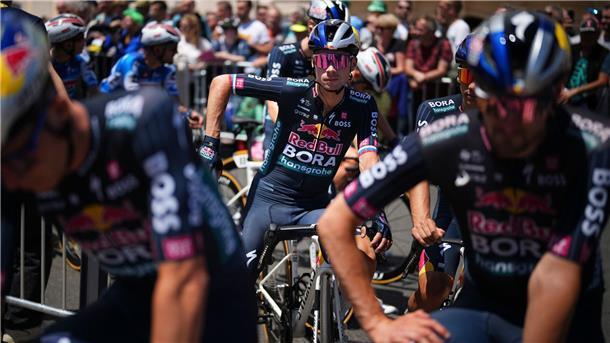 Nach Roglic-Aus: Red Bull will sich bei Tour „neu erfinden“ Der Kapitän ist raus: Primoz Roglic (M) musste die Tour verletzt verlassen.
