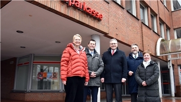Der Kaufvertrag ist unterschrieben, es freuen sich (von links): Dr. Silke Fricke (Landkreis), Thorben Prenntzell (Vorstandsvorsitzender Sparkasse Rotenburg Osterholz), Landrat Marco Prietz, Marko Putaro (stellvertretender Vorstandsvorsitzender Sparkasse Rotenburg Osterholz) und Christina Schultz (Landkreis) vor dem ehemaligen Sparkassengebäude in Rotenburg (Wümme).