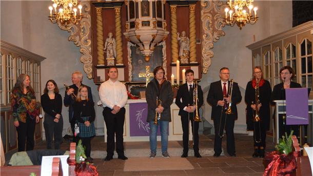 Einige Musiker der Weihnachtsmusik im Kerzenschein