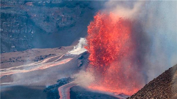 Lava und Wirbelwinde: Vulkan Kilauea auf Hawaii bricht aus Der Kilauea spuckte Lavafontänen rund 100 Meter hoch in den Himmel.