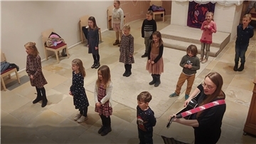 Der Kinderchor mit Leiterin Sarah Fröhlich - hier bei einer Adventsmusik - sucht Verstärkung.