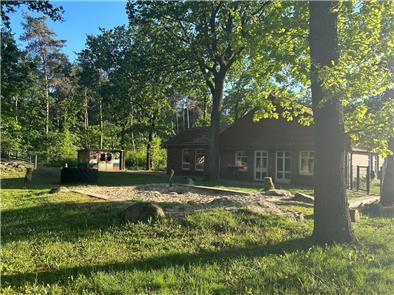 Kindergarten „Waldzwerge“: Darum kann Breddorf sich Kündigung nicht leisten Ein Gebäude steht zwischen Bäumen.