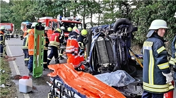 Der Kleinbus war am Montag von der Straße abgekommen und mit der Fahrerseite gegen einen Baum geprallt. Die Rettung des Fahrers und das Sichern der Unfallstelle erforderte den Einsatz mehrerer Rettungskräfte.
