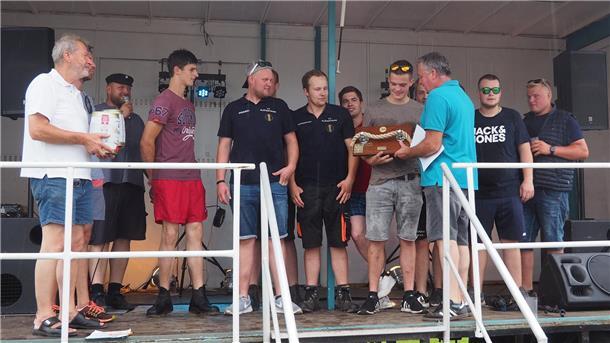 Wremer Hafenfest lockt über tausend Besucher an Der „Klötentrupp“ aus Sievern siegte beim Tampentrecken und bekam den Wanderpokal.
