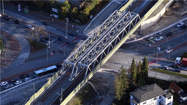 Der mächtige Hafentunnel aus der Vogelperspektive Der Knotenpunkt Cherbourger Straße/Langener Landstraße wird künftig durch den Hafentunnel entlastet. Man sieht hier die Eisenbahnbrücke, die komplett erneuert wurde.
