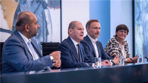 Bundeskanzler Olaf Scholz (SPD, 2.v.l.), nimmt neben Omid Nouripour (l), Bundesvorsitzender von Bündnis 90/Die Grünen, Saskia Esken (r), Bundesvorsitzende der SPD, sowie Christian Lindner, FDP-Bundesvorsitzender und Bundesminister der Finanzen, an der Pressekonferenz nach den Beratungen von SPD, Grünen und FDP im Koalitionsausschuss teil.