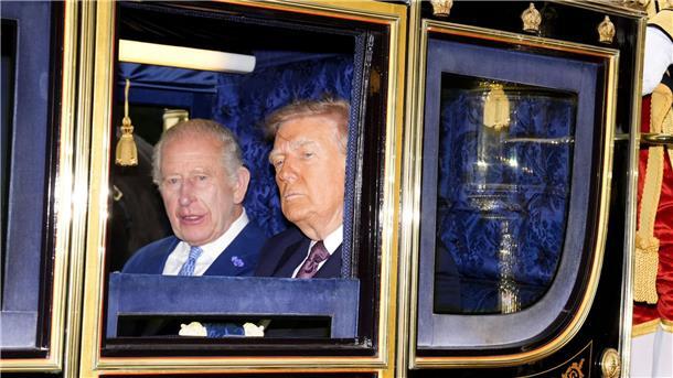 Worte ohne Taten? Trump ließ sich in Großbritannien feiern Der König und der Präsident fuhren gemeinsam in einer pompösen Kutsche.