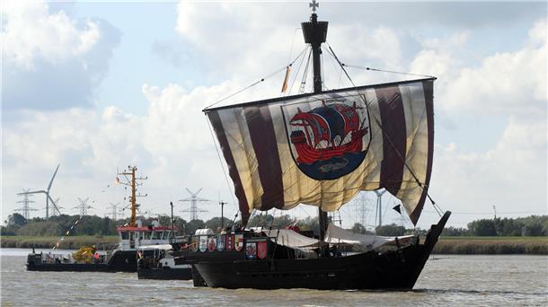 Live-Blog Weser-Parade: Lauter schöne Schiffe vor Bremerhaven Der Koggennachbau "Ubena" mit seinem mächtigen, 200 Quadratmeter großen Stammsegel vor Bremerhaven.