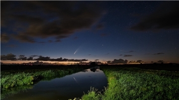 Der Komet „Neowise“ hat viele Hobbyfotografen nachts auf die Felder getrieben.
