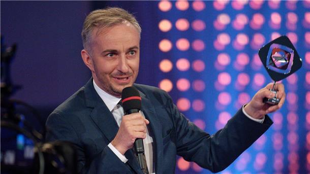 Der Komiker Jan Böhmermann steht mit dem Preis in der Kategorie „Unterhaltung“ auf der Bühne.