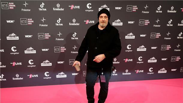Torsten Sträter: Bundeswehr gab mir Struktur Der Komiker Torsten Sträter kommt über den Roten Teppich zur Verleihung der 1Live Krone in der Jahrhunderthalle.