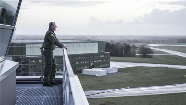 In Nordholz thront neuer Riese: „Traum-Arbeitsplatz“ für Marineflieger Der Kommandeur des Marinefliegerkommandos, Kapitän zur See Broder Nielsen, blickt vom neuen Tower über das Nordholzer Militärgelände.