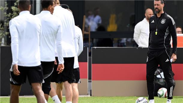Der Kommandogeber auf dem Trainingsplatz: Sandro Wagner (r) beim Abschlusstraining vor dem Frankreich-Spiel.