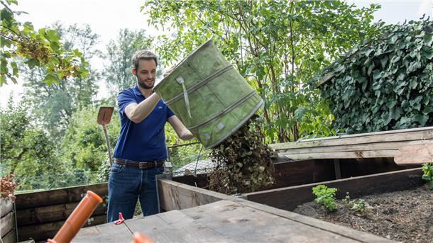 Der Komposthaufen im Garten sollte nur mit Stoffen bestückt werden, die sich natürlich abbauen lassen und nicht schaden.