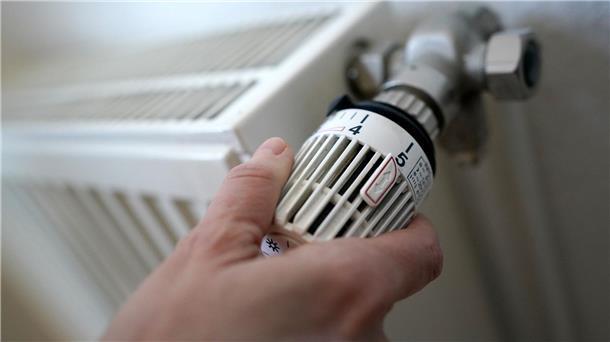 Streit um Öl- und Gasheizungen: Union und Linke gegen Ampel Der Kompromiss der Ampel-Koalition sieht vor, dass ab dem 1. Januar 2024 jede neu eingebaute Heizung zu 65 Prozent mit erneuerbaren Energien betrieben werden muss. Es soll aber Ausnahmen, Übergangsfristen und eine umfassende Förderung geben.