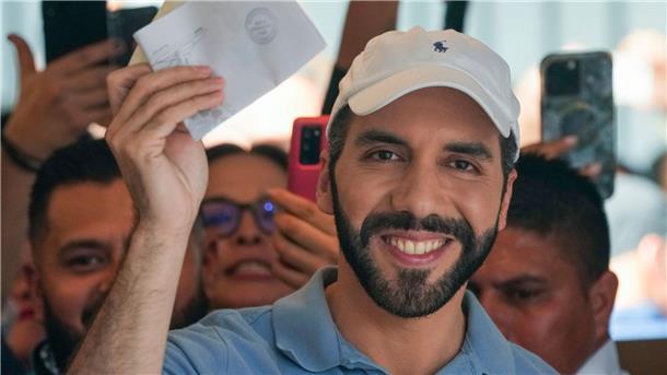 Der konservative Nayib Bukele, der seit 2019 regiert, ist für sein hartes Vorgehen gegen die Kriminalität und seinen autoritären Kurs bekannt.