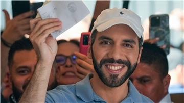 Der konservative Nayib Bukele, der seit 2019 regiert, ist für sein hartes Vorgehen gegen die Kriminalität und seinen autoritären Kurs bekannt.
