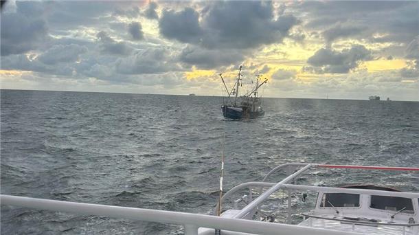 Der manövrierunfähige Krabbenkutter wurde von den Seenotrettern nach Cuxhaven geschleppt.