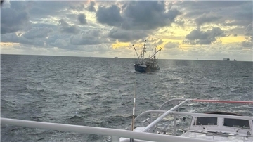 Der manövrierunfähige Krabbenkutter wurde von den Seenotrettern nach Cuxhaven geschleppt.