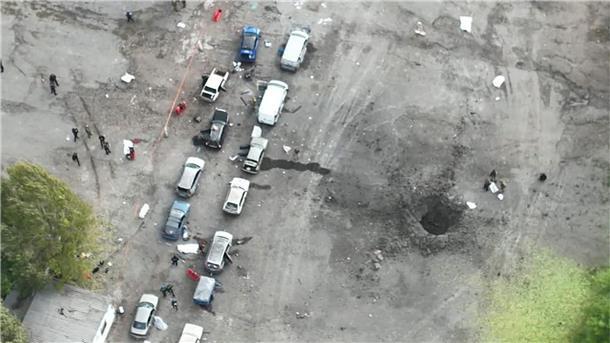 Der Krater des Raketenangriffs neben dem zivilen Autokonvoi in Saporischschja.