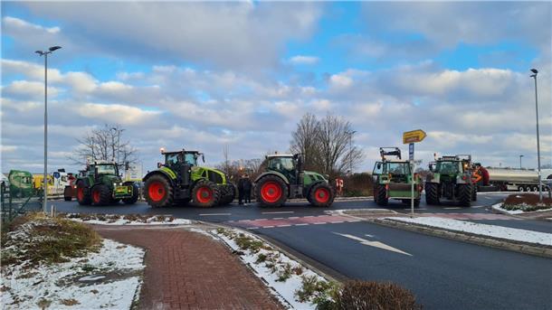 Bauernproteste: Heute Morgen wird der Hafen in Bremerhaven blockiert Der Kreisel zwischen Sittensen und der Autobahnauffahrt ist komplett dichtgesetzt.
