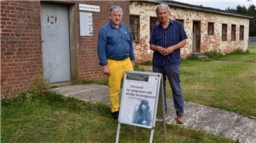 Der Kreistagsabgeordnete Reinhard Lindenberg erschien am Montag in den Farben der Ukraine – wohl ahnend, dass die Ausstellungseröffnung Konfliktpotenzial bergen könnte. Rechts: Wolfgang Müller, Vorsitzender des Vereins „Deutsch-Russische Friedenstage Bremen e. V.“