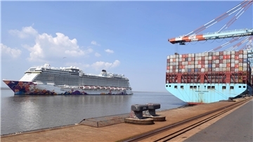 Kreuzfahrer "Manara" trifft in Bremerhaven ein.
