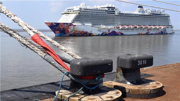 Der Kreuzfahrer „Manara“ trifft in Bremerhaven ein. Das Schiff mit der auffälligen Bemalung liegt erst mal zwischen Container-Riesen.