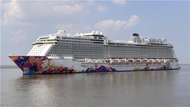 Der Kreuzfahrer „Manara“ trifft in Bremerhaven ein. Das Schiff mit der auffälligen Bemalung liegt erst mal zwischen Container-Riesen.